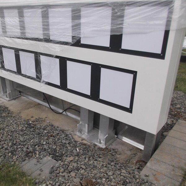 Montage mit Standfüßen, verschraubt auf Fundamentblock. Pylon im Nachgang verblendet mit Sockelblech. 